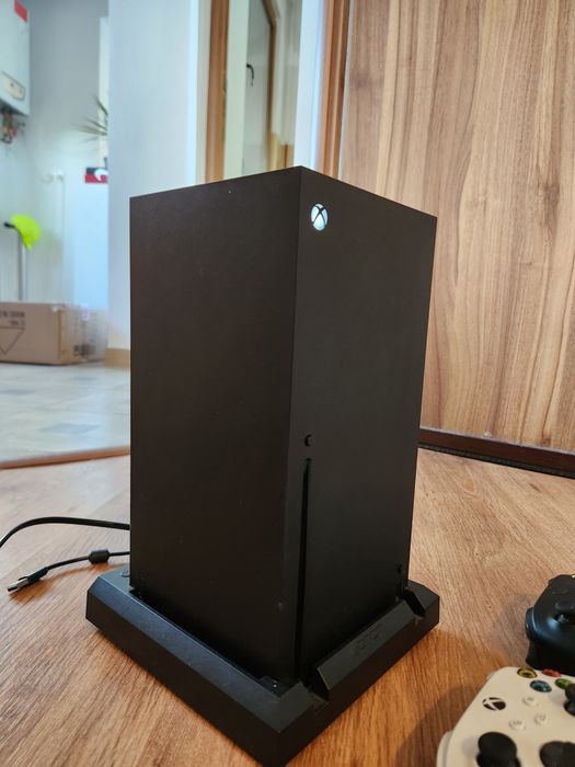 Vând Xbox Series X 1TB + Controller