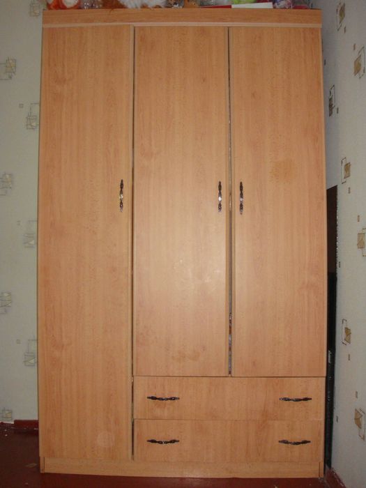 Продам трёхстворчатый шкаф Фабричный.