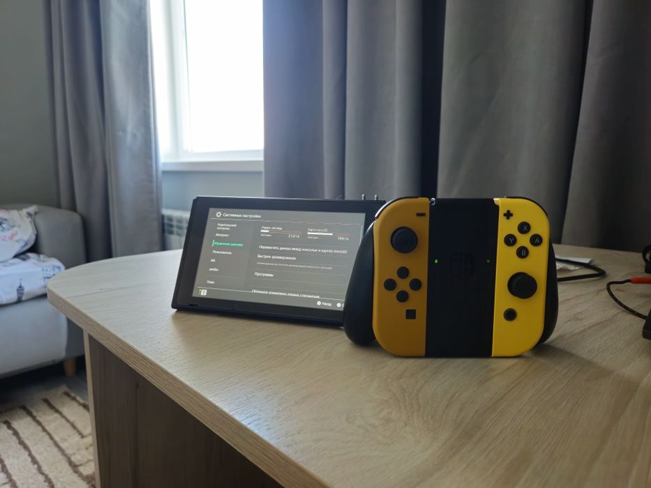 Nintendo switch Pikachu & Eevee edition