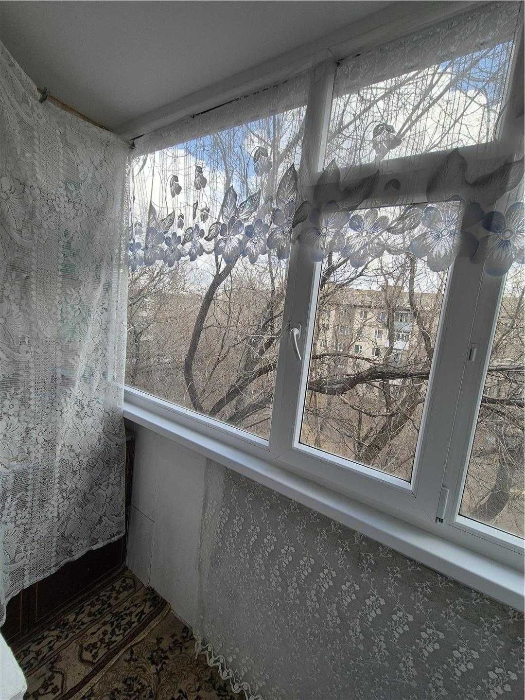 Продам 2 комн квартиру на 4 мкр возле маг Одежда.
на 4/5 эт