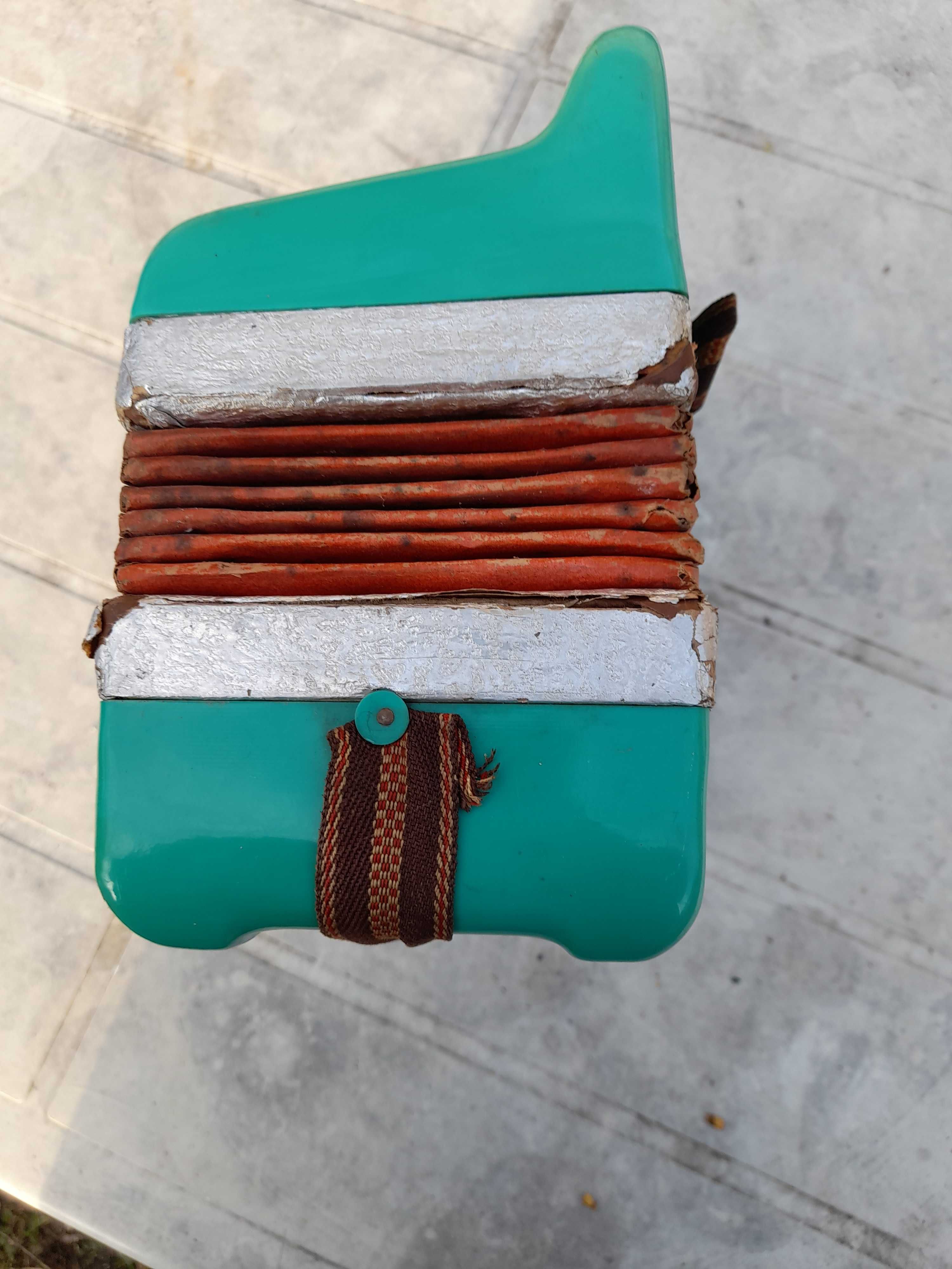 Acordeon jucarie din 1967