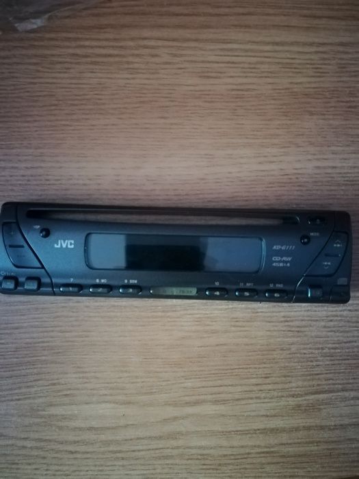 Fata radio mp3 JVC. KD-G 111