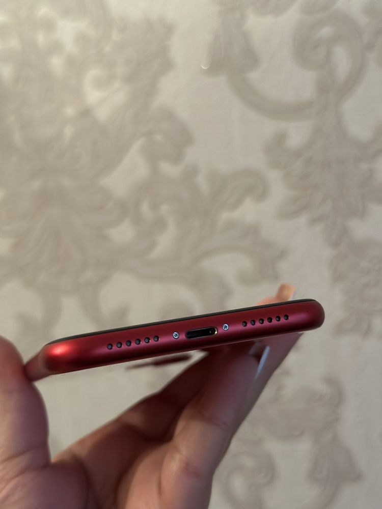 Продам IPhone 11 красный в отличном состоянии.