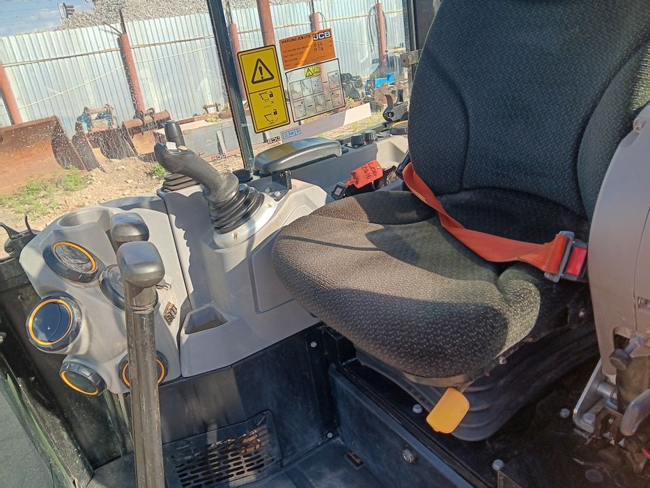 Vând miniexcavator jcb 35z1