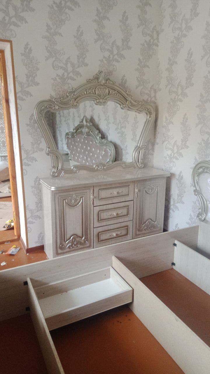 Спальный кроват , шкаф , 2 тумбы с матрасом