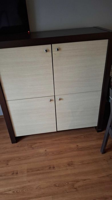 Продавам шкафове и диван