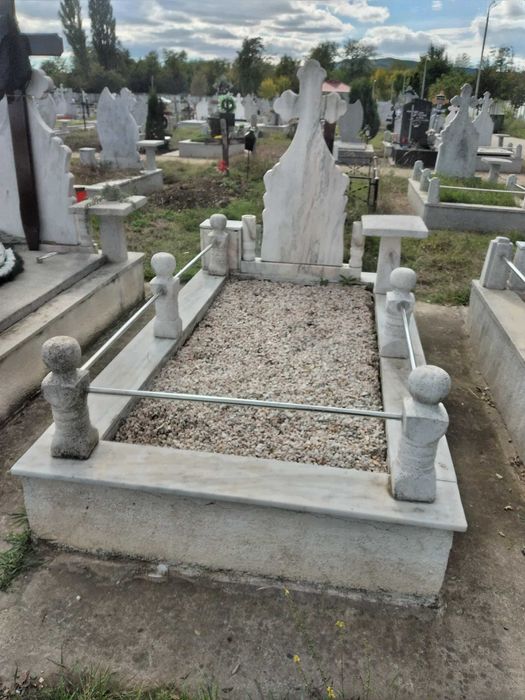 Vând loc de veci Sărată II Bacău