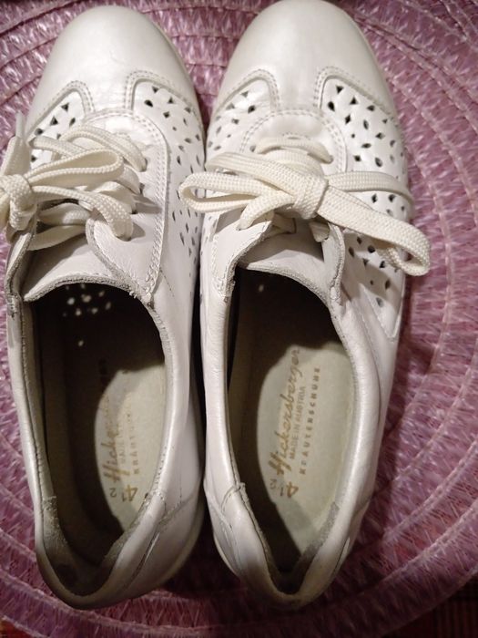 Бели обувки номер 38