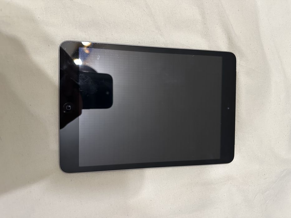Продавам iPad mini wi-fi+ cellular 16gb Space Gray