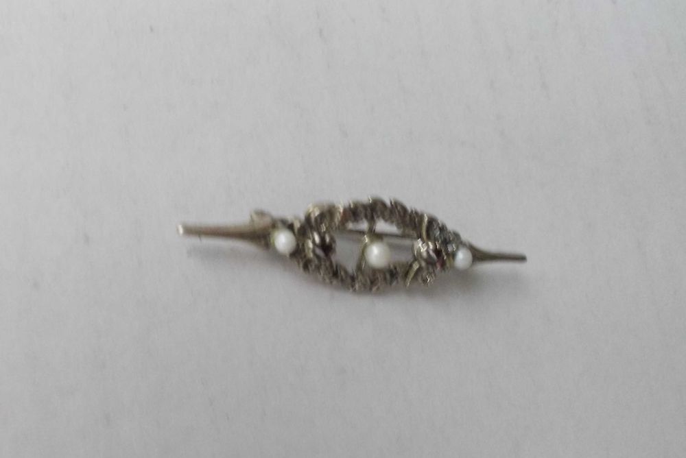 Brosa veche din argint cu pietre si perle