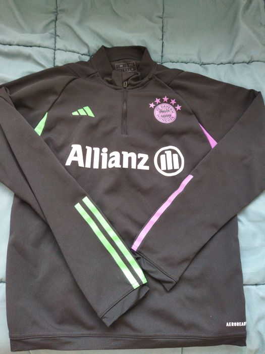 Продавам яке на Байерн Мюнхен струва 40 лв не използвано оригинално е.