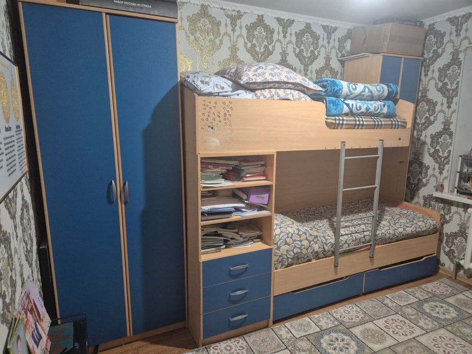 двух яростный кровать, со шкафом