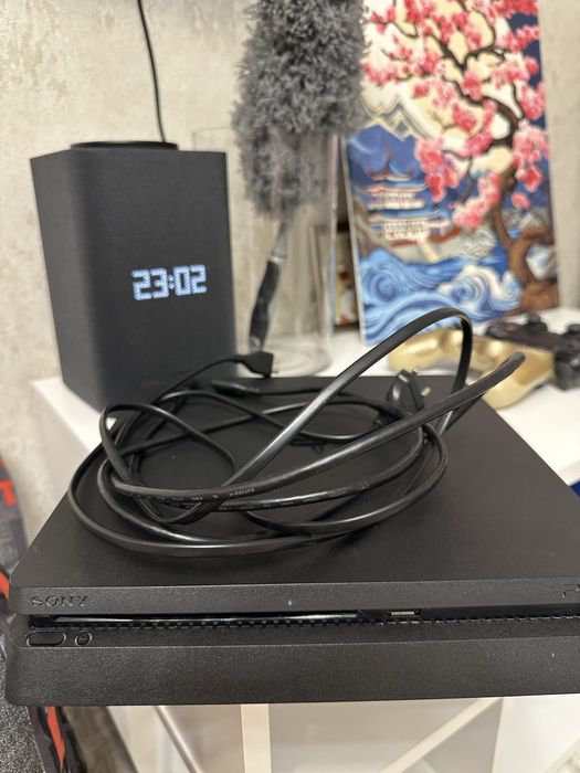 Продаю PS4 Slim с 8 играми и 2 джойстиками