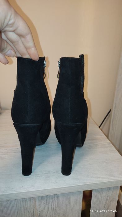 Срочно продам Сапожки замшевые .