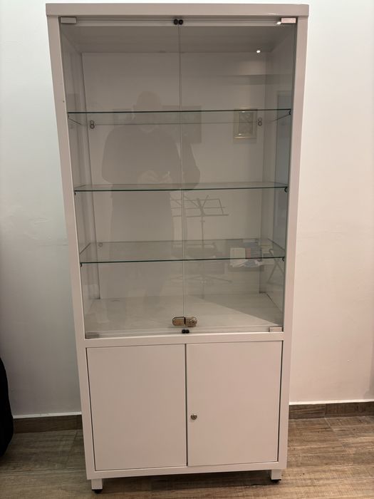 Продавам спешен медицински шкаф