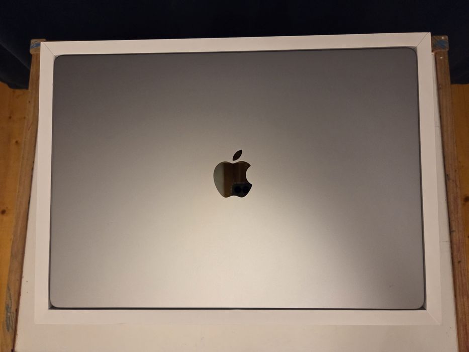 vând Macbook Pro M1