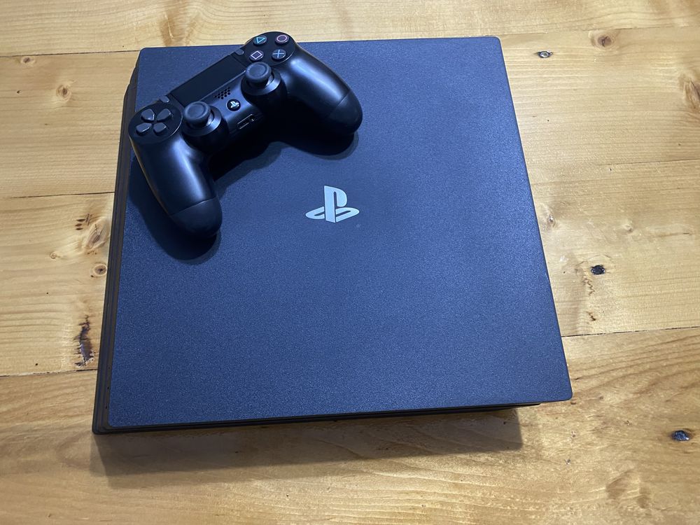 Vand PlayStation 4 pro de tb+consola+o pereche de casti