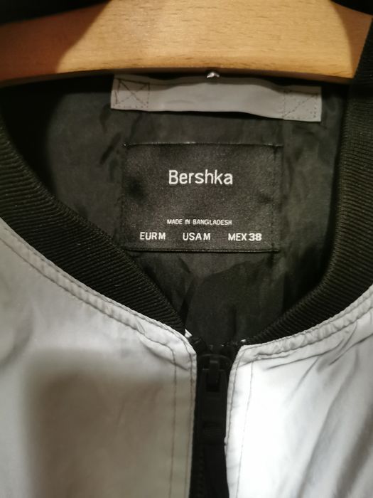 Продавам мъжко яке на Bershka