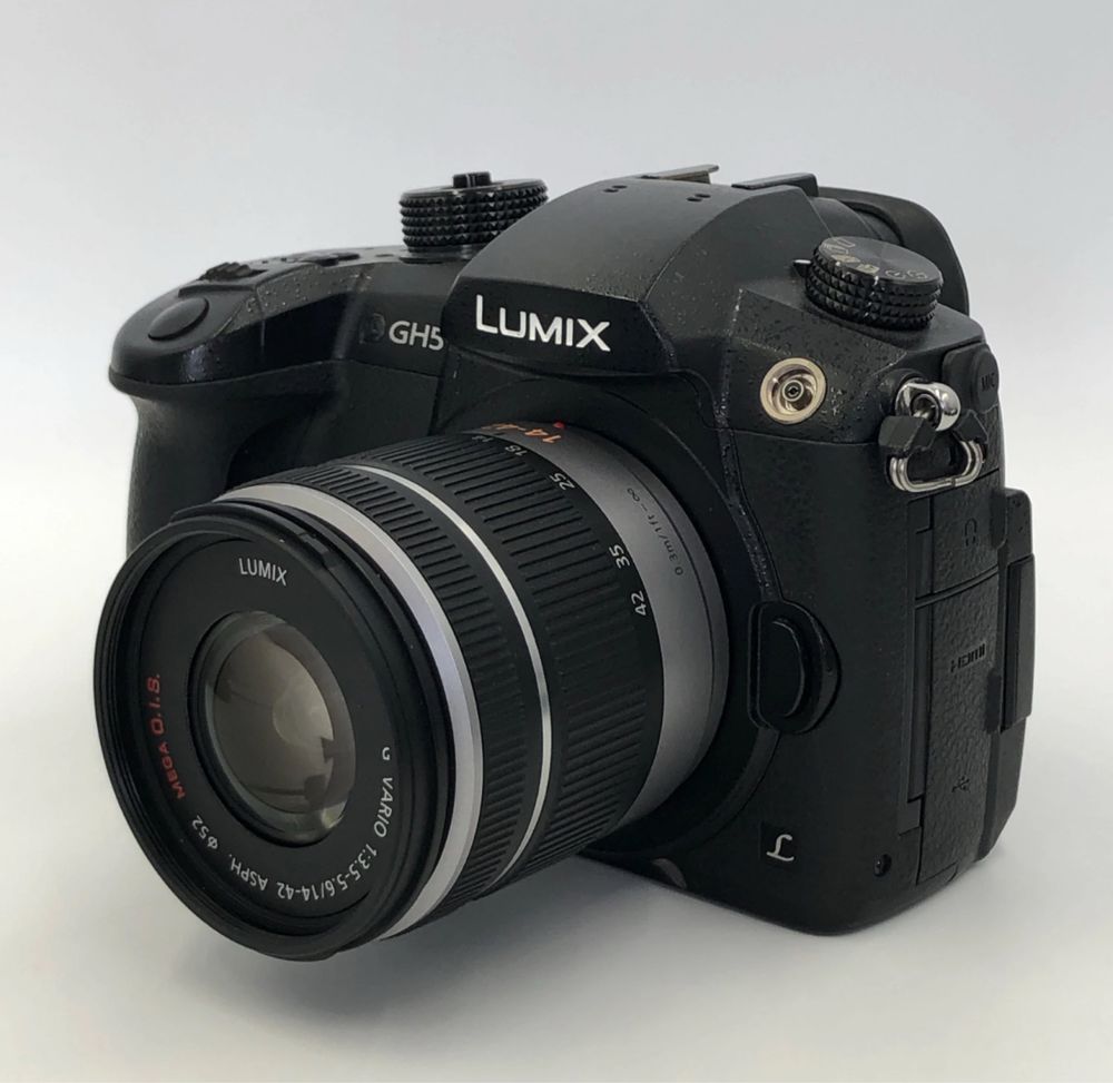 Panasonic Lumix GH5 вместе с объективом Lumix 14-140mm f/3.5-5.6 ASPH