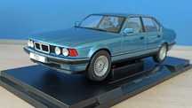 Macheta BMW Seria 7 730i E32 1992 bleu - MCG 1/18