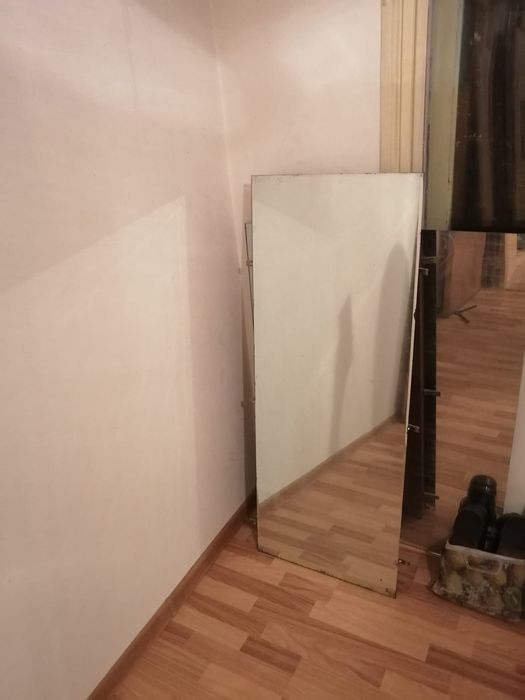Bibelouri ,pahare si oglinda mare de perete,masina de scris veche.