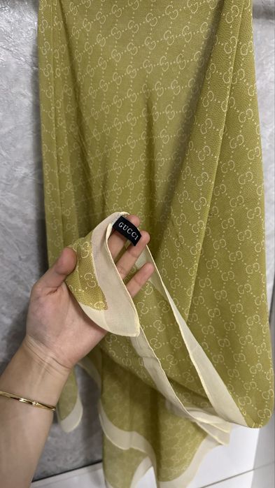 Ярко‑фисташковый платок Gucci из жаржет-шифона — новый
