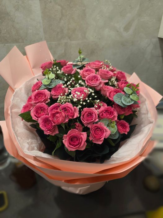 Свежая дамасская роза с кустиком и лепестками
Цветок яркий, ароматный