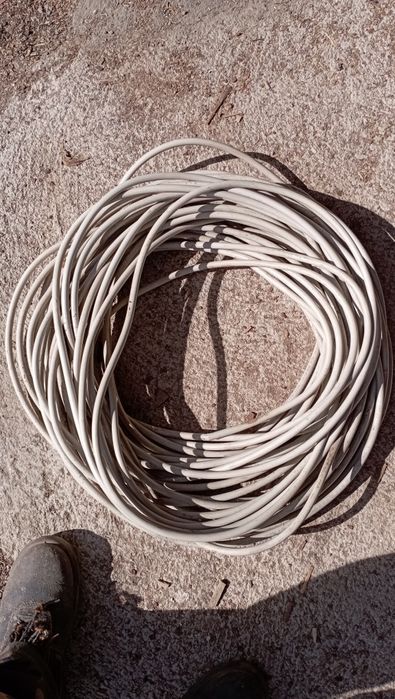 Продавам кабел четири жилен 2 кв. Дълъг 50 метра