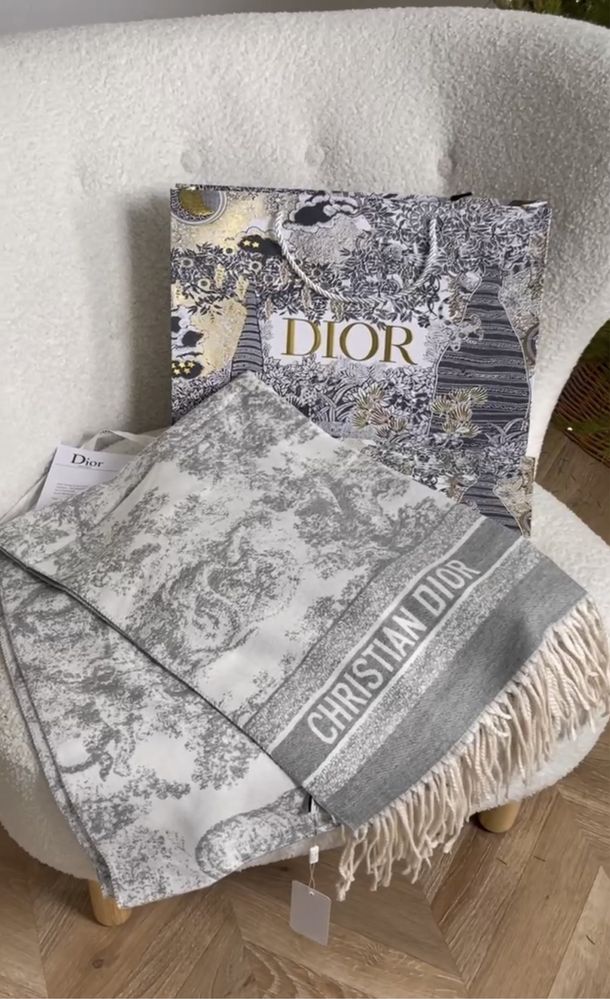 Шарф от DIOR