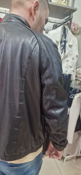 Оригинално кожено яке Armani - черно, с цип и перфорирани ръкави