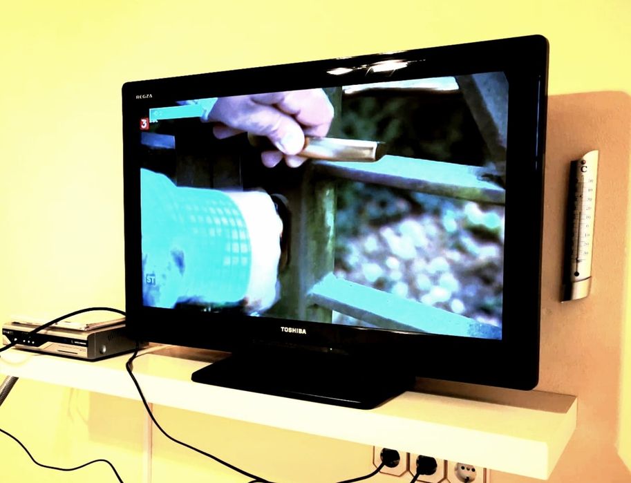 Televizor Toshiba diagonala 80 cm telecomanda