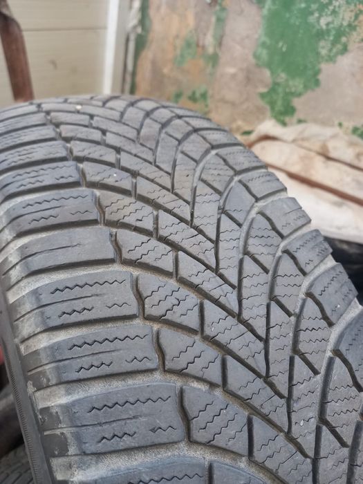Vand 4 anvelope 215x65x17 pt. SUV cu 200 lei/buc Birdgestone de IARNA