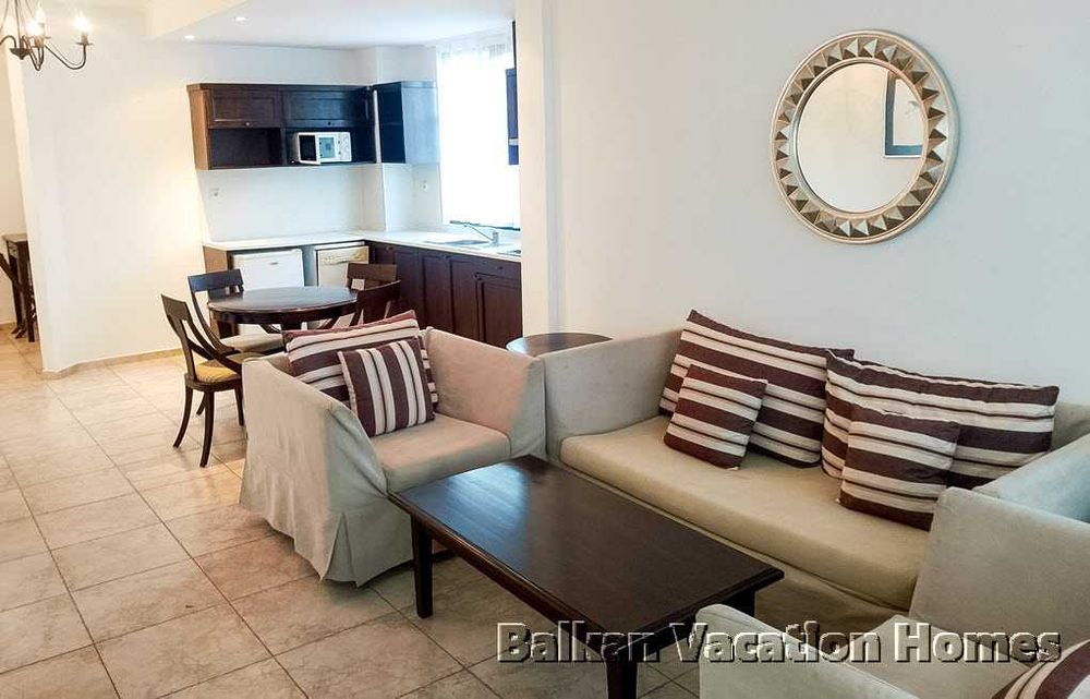 Тристаен апартамент в затворен комплекс до плажа в Обзор