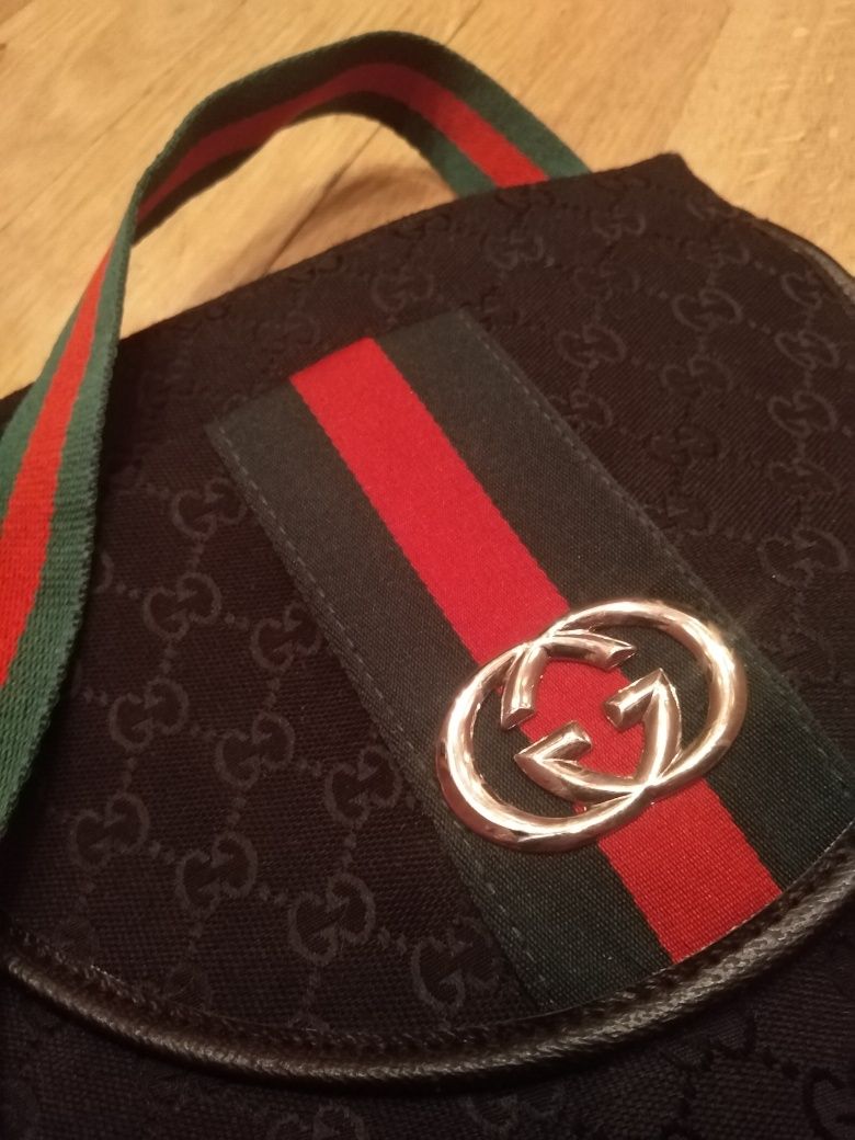 Geanta de umăr, cu însemnele Gucci dar nu este originala