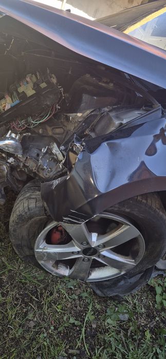 Vând mazda 3 la piese