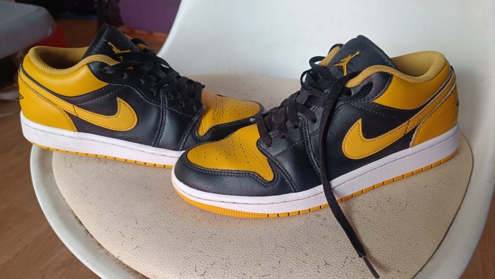 Jordan 1 low, black and yellow