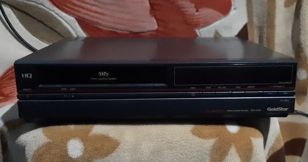 Vând videorecorder goldstar în stare bună