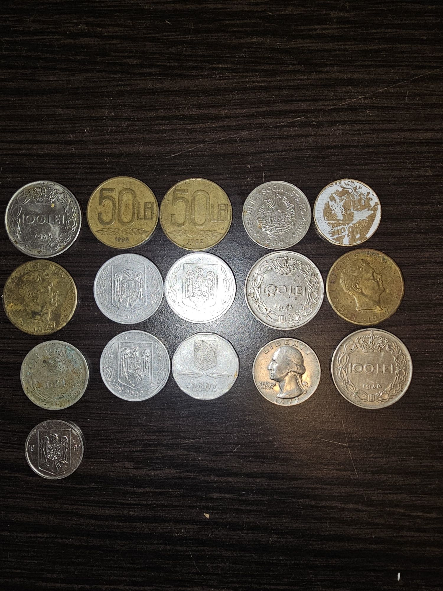 Diferite monede pentru colectionari