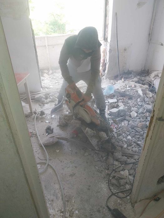 OFERIM servicii de indepartarea stratului de var, tencuieli gresie etc