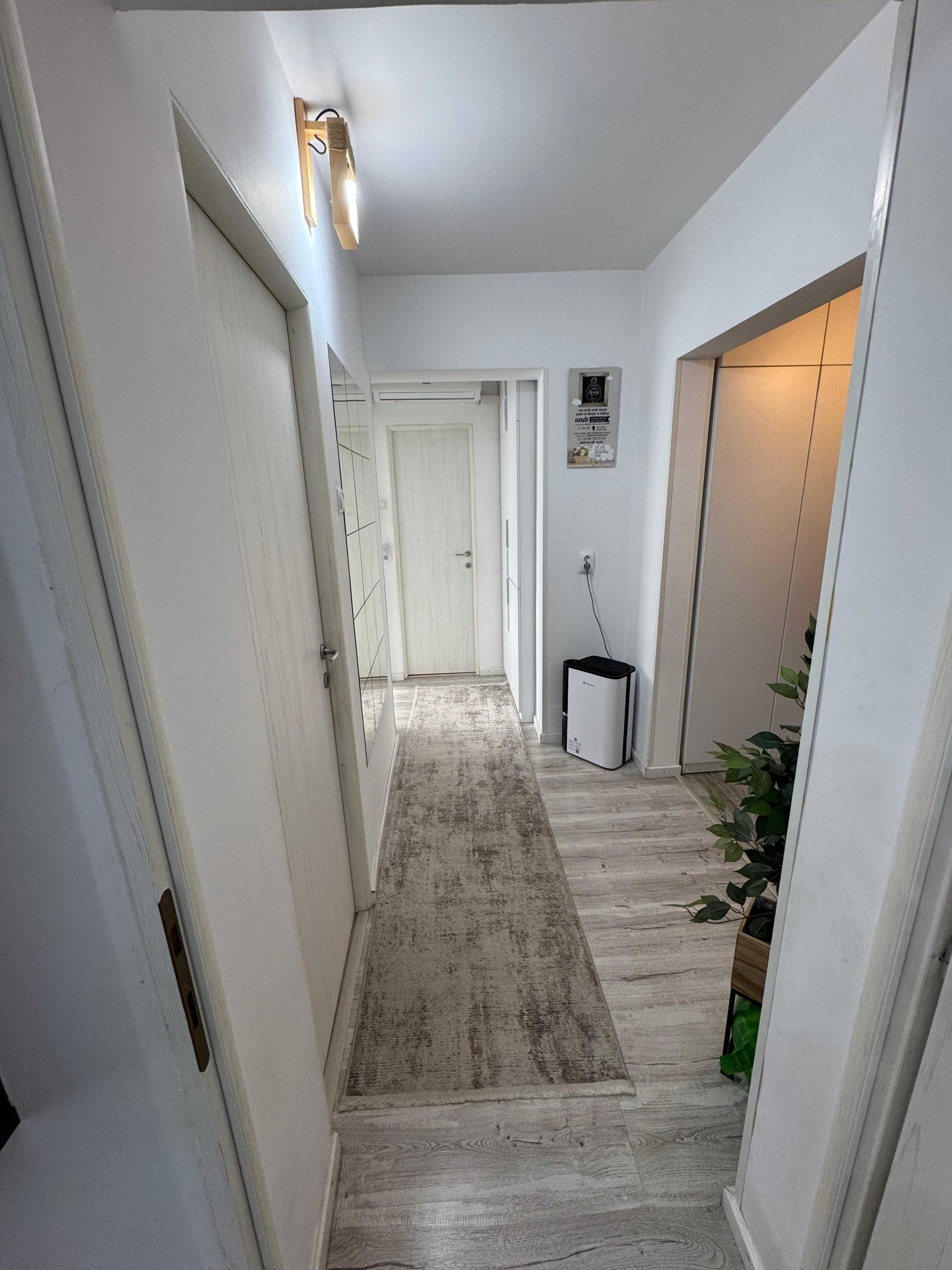 Vând ap 2 camere, decomandat, comfort 1, mobilat și utilat.
