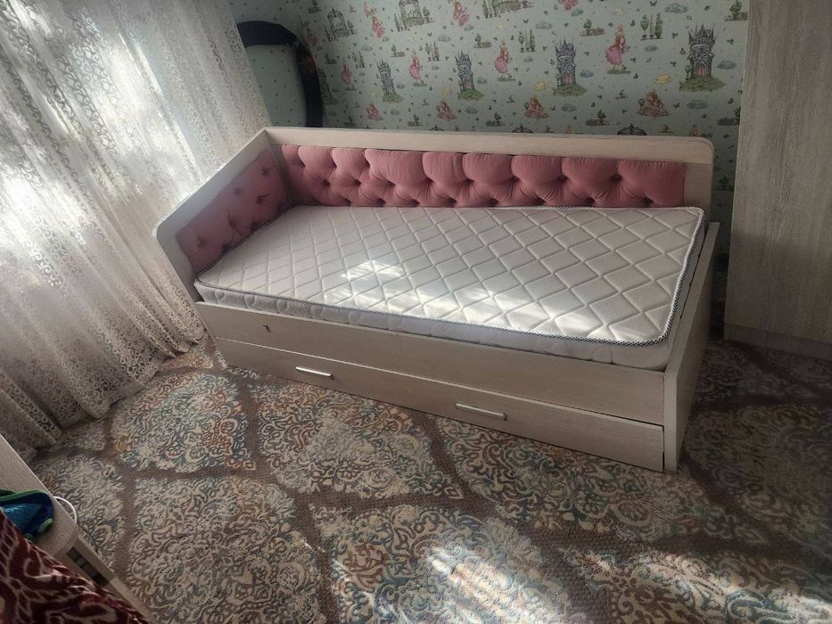 Детская подростковая  кровать с мягкой спинкой и ящиками для хранения