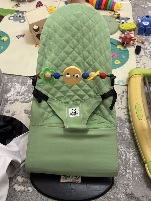 Шезлонг и ходунки.