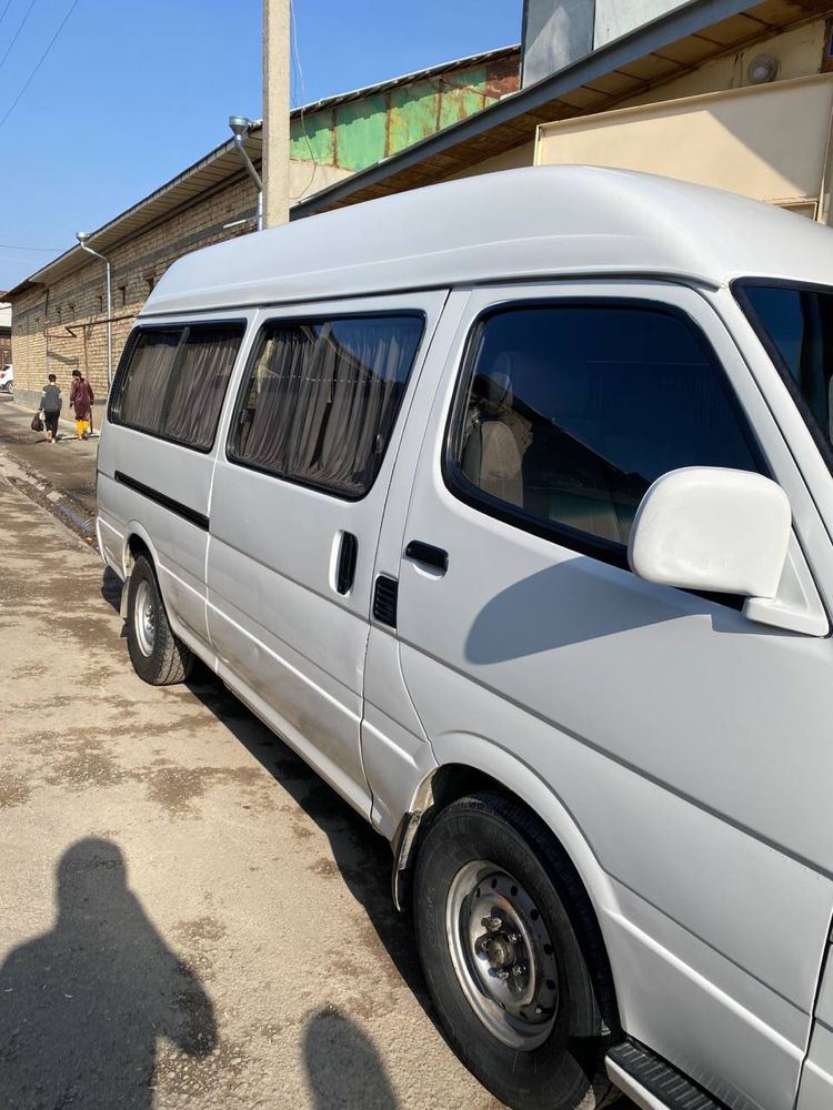 Foton Toyota Xays Mikroavtobus