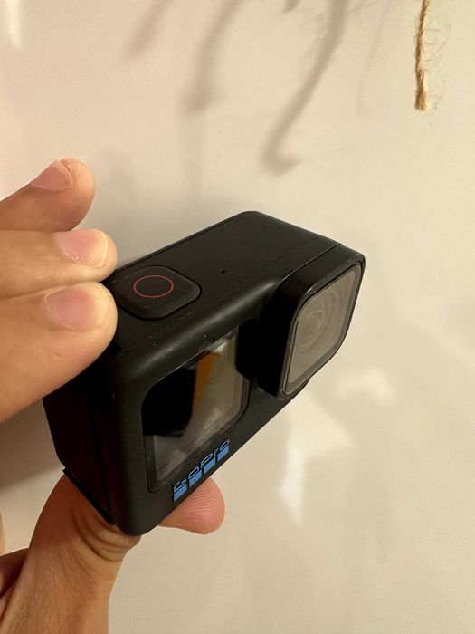 GoPro Hero 11 + 3 оригинални батерии + Charger + статив / selfie stick