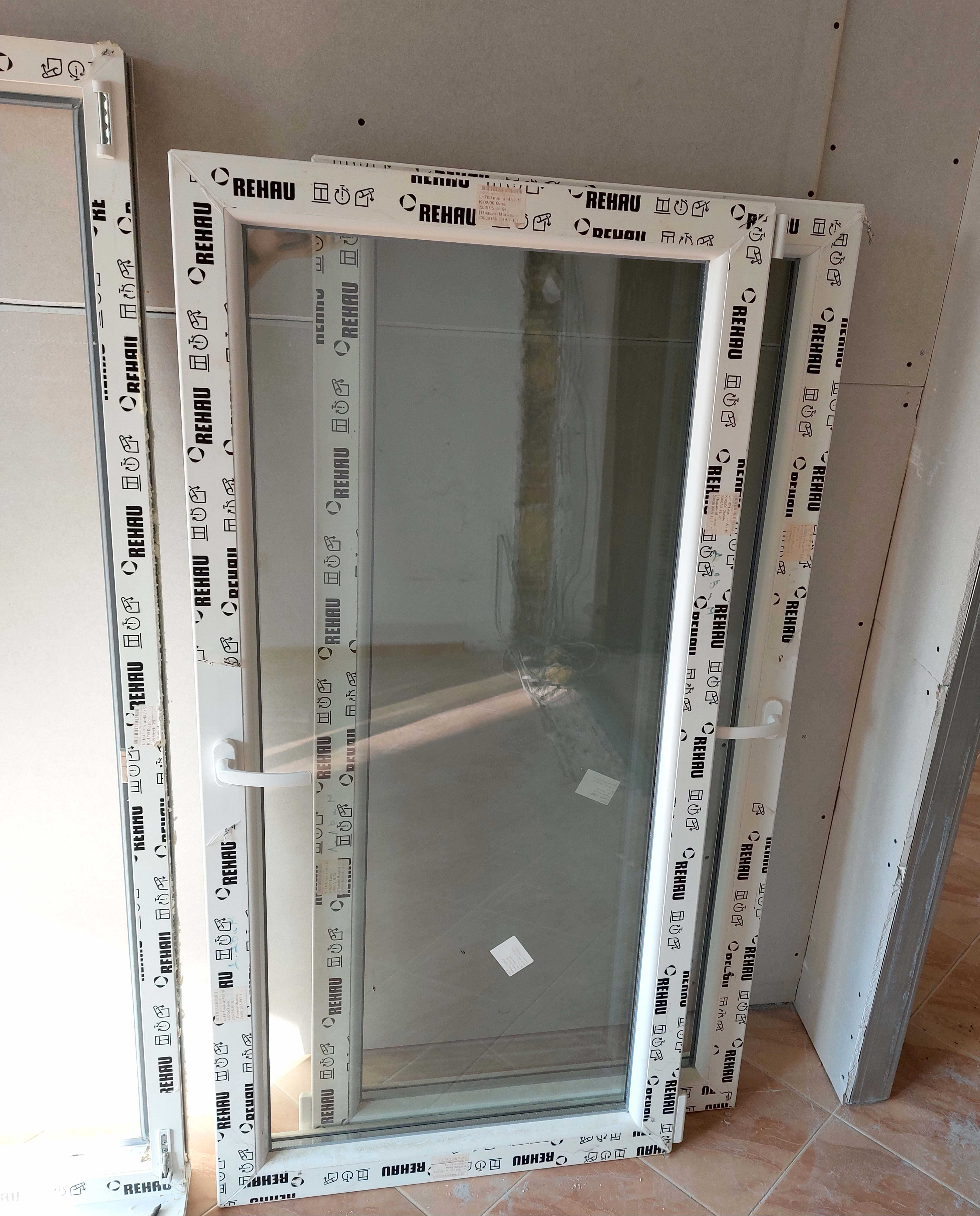 Нова PVC дограма Rehau, прозорци и врата, 3 броя (продажба и отделно)