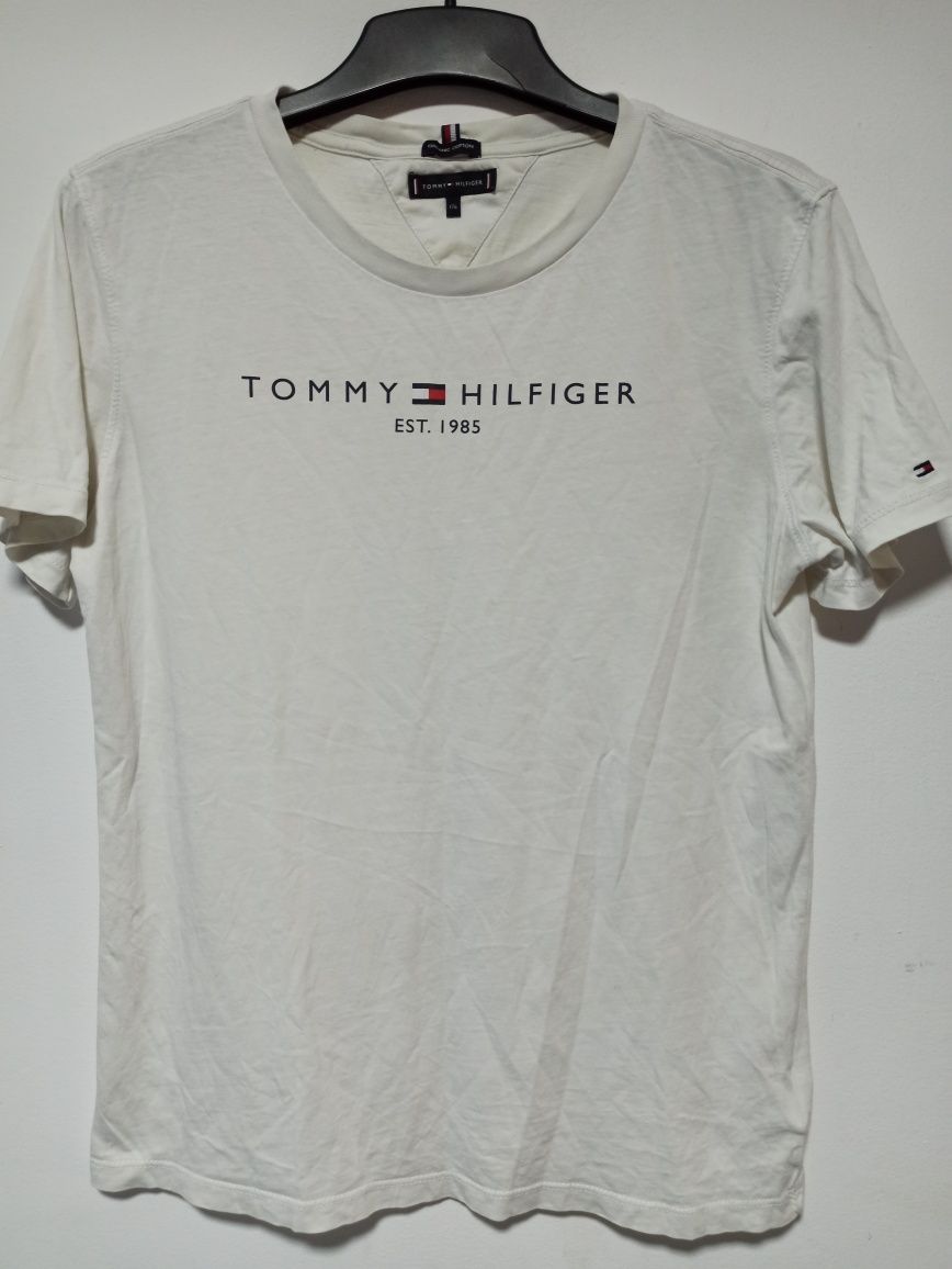 Tommy Hilfiger .