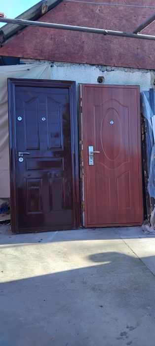 Vînd uși metalice de exterior complete cu chei