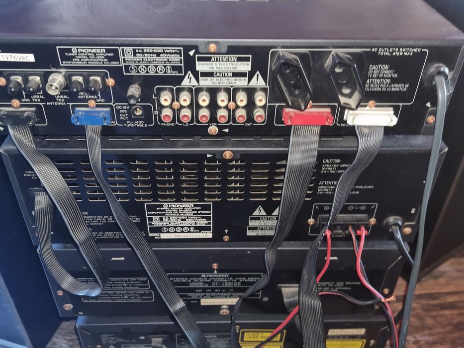 Vând  combina  Pioneer 
Aceasta vine cu 2 boxe 
Pentru mai multe detal