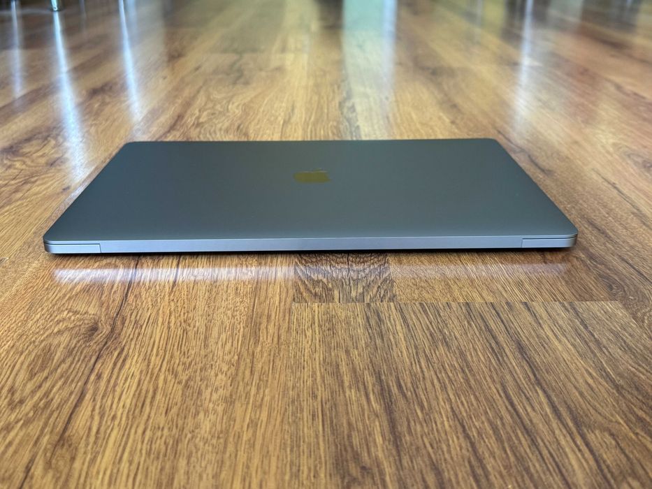 16' Core i7 Apple MacBook Pro 2019 32GB RAM/1TB SSD/Radeon Pro 5300M
