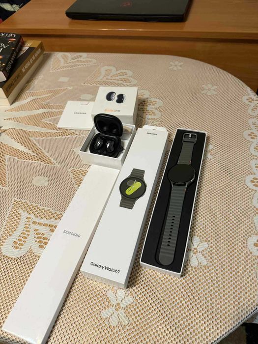 Смарт часовник, станция за зареждане и безжични слушалки